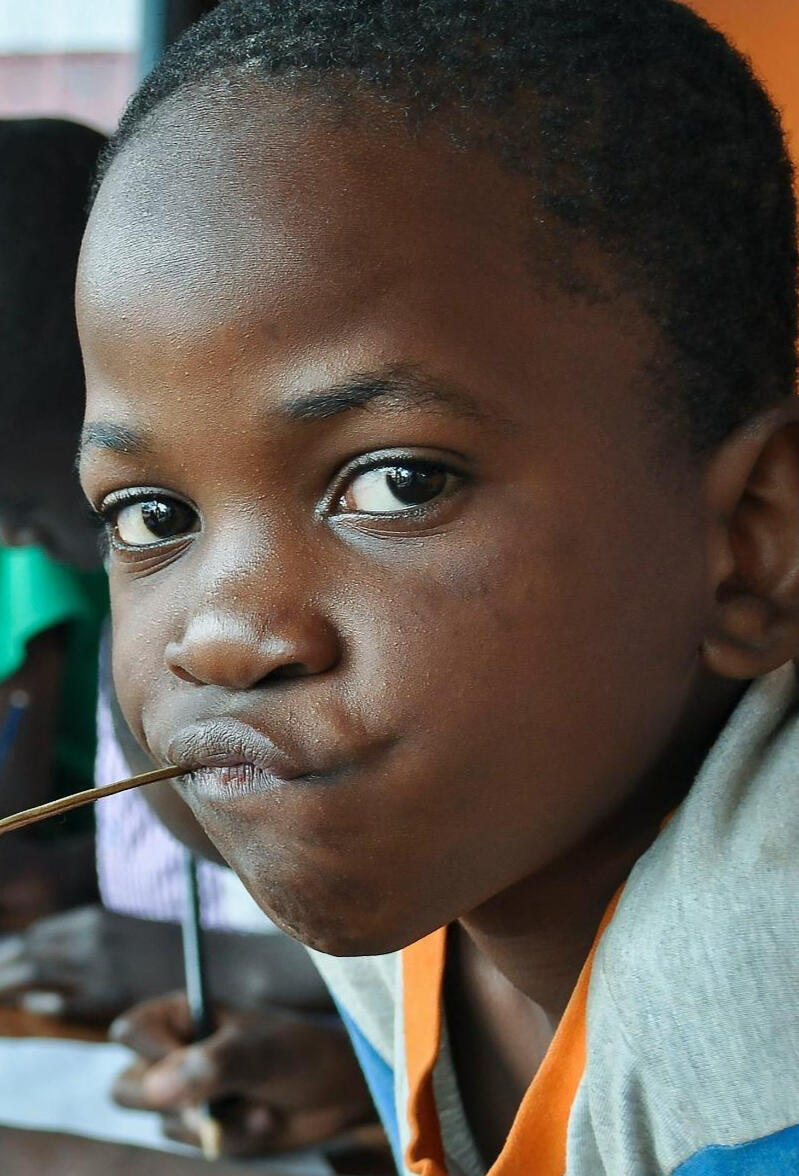 Regard d’un élève en Afrique — Accès à l’éducation solidaire Écolier à Fondjomekwet sans manuel scolaire – projet éducatif solidaire
