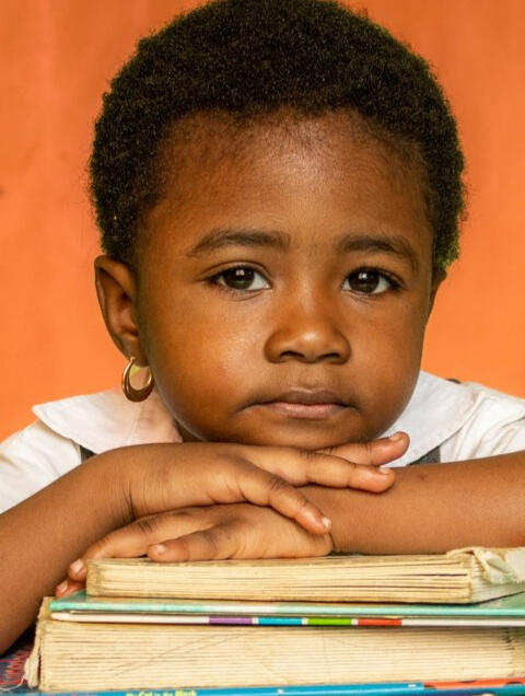 Petite fille africaine avec livres scolaires — Droit à l’éducation Soutenir l’éducation des filles en Afrique — don de manuels scolaires